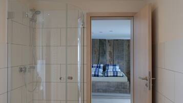 Apartment | Bathroom | Shower, hair dryer, towels, toilet paper