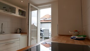 Duplex | Cozinha privada | Geladeira grande, cooktop, lava-louças, cafeteira/chaleira