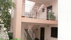 A two-story building with a staircase and a balcony. - Lorena Apartments (Pula)