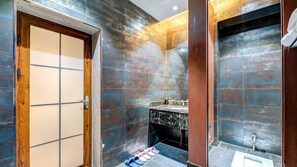 A modern bathroom with a wooden door, a sink, and a mirror. - Floral Hotel Yue Tianjin (Tianjin)