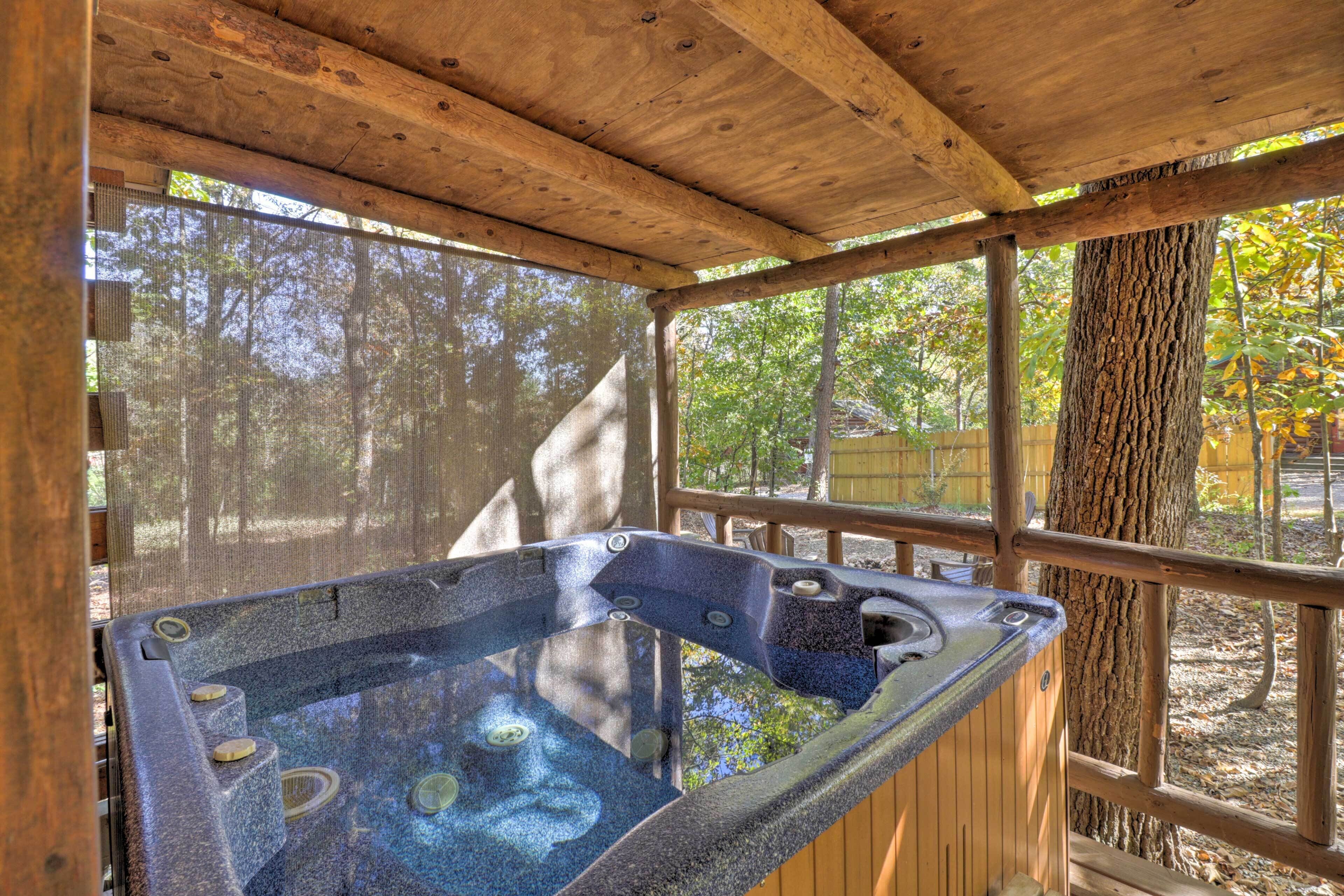 Broken Bow Cabin w/ Hot Tub & BBQ - 4 Mi to Lake!