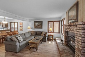 Een televisie en een open haard