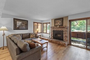 Een televisie en een open haard