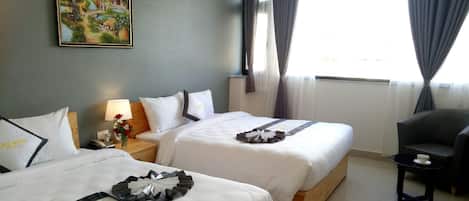 Deluxe-Vierbettzimmer | Minibar, Zimmersafe, Schreibtisch, Verdunkelungsvorhänge