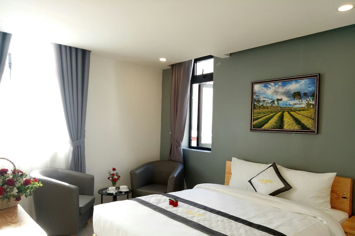 Deluxe Double Room | Minibar, in-room safe, desk, blackout drapes