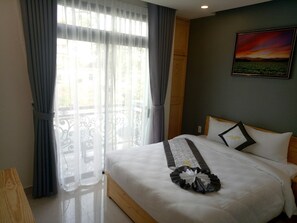 Kamar Double Deluks | Minibar, brankas, meja kerja, dan tirai kedap cahaya
