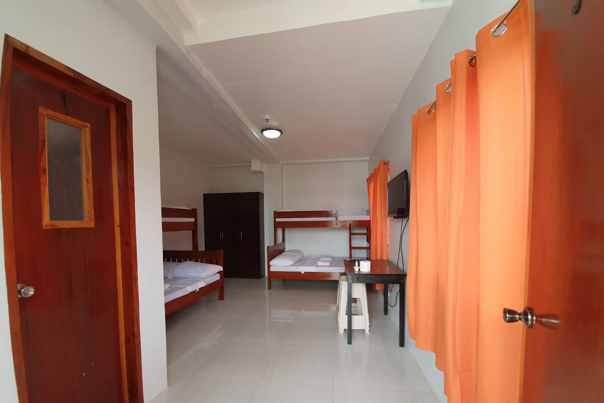 Family Room | Free WiFi, bed sheets