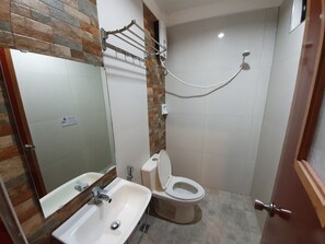 Shower, free toiletries, bidet, towels - Lufian Dormitel (Dumaguete)