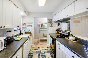 Réfrigérateur, micro-ondes, plaque de cuisson, lave-vaisselle
