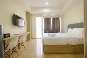 Room | Desk, bed sheets - Comfy Studio Room with City View at Menteng Park Apartment (Jakarta)