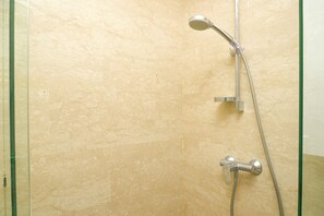 Zimmer | Badezimmer | Dusche, Handtücher, Toilettenpapier