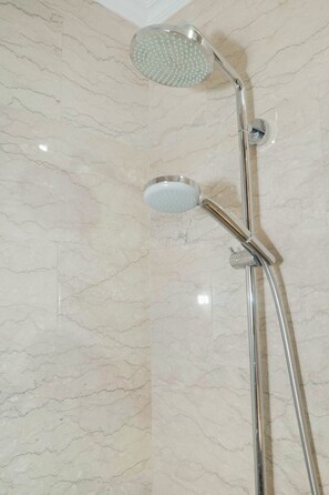 Camera | Bagno | Doccia, asciugamani, carta igienica