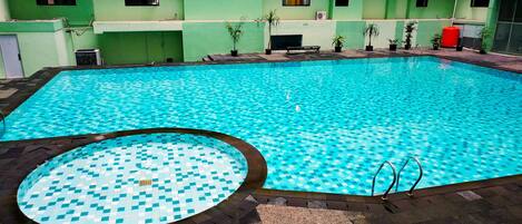 Una piscina al aire libre