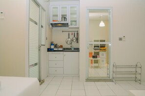 Habitación | Cocina privada | Refrigerador, parrilla de estufa y tetera eléctrica