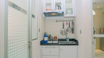 Kamar | Dapur kecil pribadi | Lemari es, kompor, ketel listrik, dan peralatan masak/sendok-piring