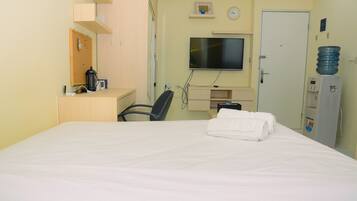 Room | Desk, free WiFi, bed sheets