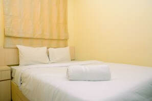 Desk, free WiFi, bed sheets - Chic and Cozy Studio Apartment at Menteng Square (Jakarta)