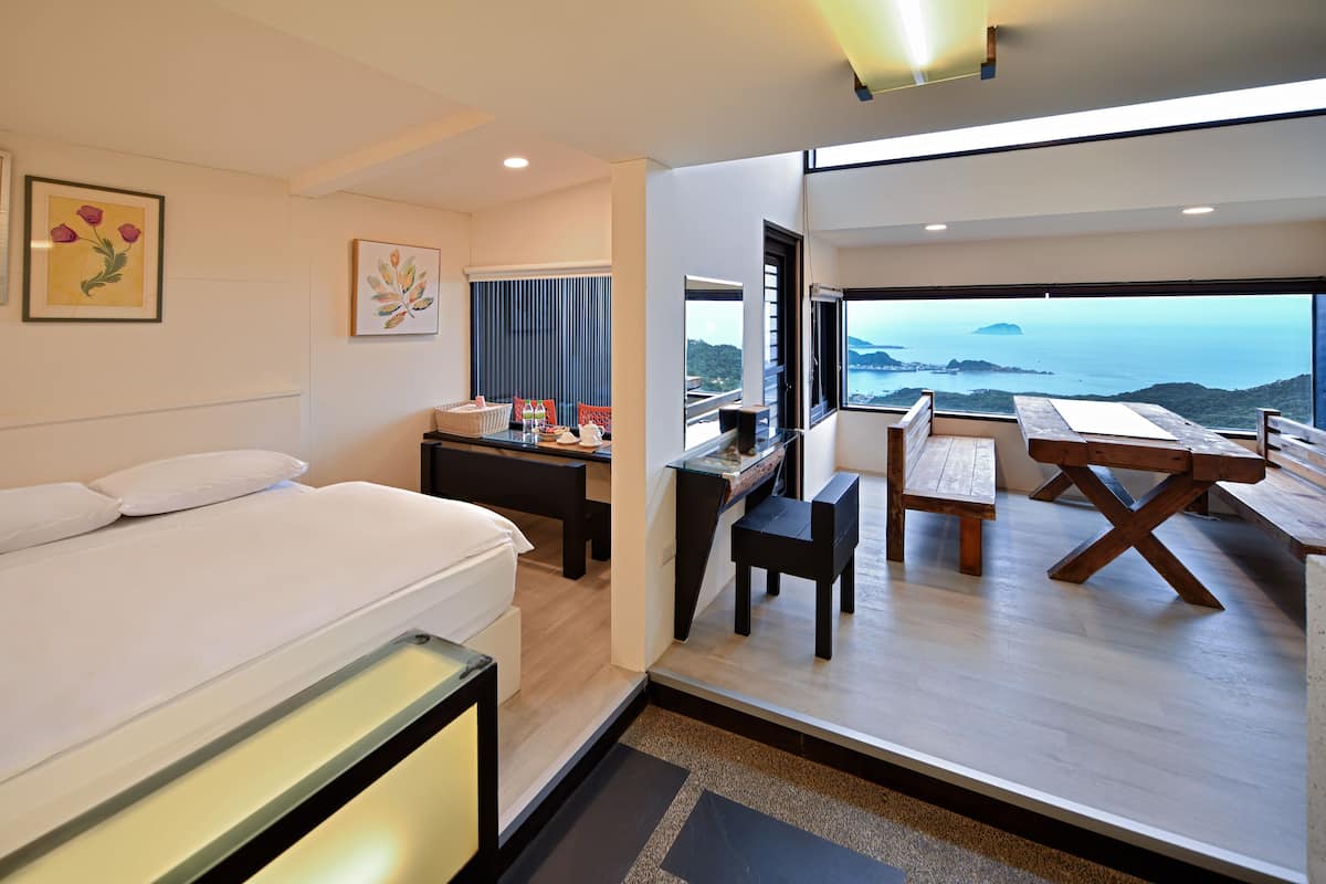 Family Room | Desk, free WiFi, bed sheets