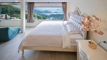 Desk, free WiFi, bed sheets
