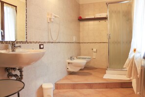 Phòng 4 | Phòng tắm | Buồng tắm vòi sen, máy sấy tóc, chậu vệ sinh/vòi rửa, khăn tắm