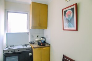 Quarto | Cozinha privada | Geladeira, cooktop, talheres/pratos/utensílios de cozinha