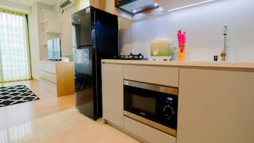 Fridge, stovetop, electric kettle, cookware/dishes/utensils