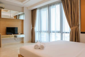 Room | Free WiFi, bed sheets - Spacious Studio Room at Capitol Suites Apartment (Jakarta)