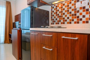 Room | Private kitchen | Fridge, stovetop, electric kettle, cookware/dishes/utensils - Strategic Studio Apartment at Capitol Park Residence (Jakarta)