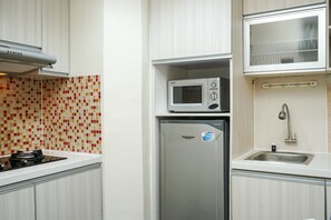 Room | Private kitchen | Fridge, microwave, stovetop, electric kettle - Comfy 3BR Apartment at Mediterania Gajah Mada (Jakarta)