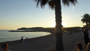 A beach scene with people relaxing and sunbathing, a clear sky, and a sunset. - Les Pucines (Six-Fours-les-Plages)