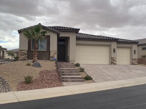 Exterior detail - Nevada Nights Villa by Mesquite Vacation Rentals with Putting Green & Pool! (Mesquite)