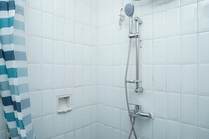 Kamar | Kamar mandi | Shower dan handuk
