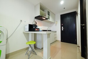 Room | Private kitchen | Fridge, microwave, stovetop, dishwasher - Exclusive Studio Tamansari The Hive Apartment in Strategic Location (Jakarta)