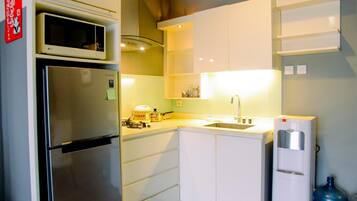 Room | Private kitchenette | Fridge, microwave, stovetop, electric kettle