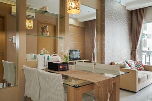 Zimmer | Eigene Küche | Kühlschrank, Herdplatte, Kochgeschirr/Geschirr/Besteck