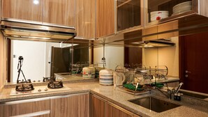 Una cocina moderna con armarios de madera, electrodomésticos de acero inoxidable y encimera de granito.