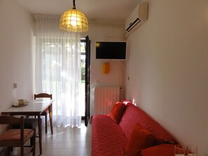 Apartment, 1 Schlafzimmer (2) | Wohnbereich | Flachbildfernseher