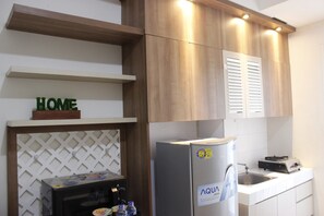 Kamar | Dapur kecil pribadi | Lemari es, kompor, ketel listrik, dan peralatan masak/sendok-piring