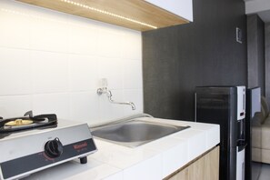 Room | Private kitchen | Fridge, stovetop, cookware/dishes/utensils - Private 1BR Apartment Parahyangan Residence With Mountain View (Bandung)