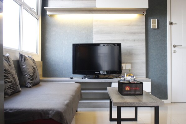 Room | Private kitchen | Fridge, stovetop, cookware/dishes/utensils