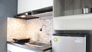 Phòng | Bếp nhỏ riêng | Tủ lạnh, bếp n ấu, dụng cụ nấu nướng/bát dĩa/dao nĩa 