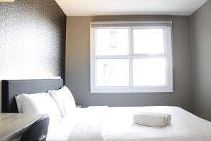 Room | 2 bedrooms, desk, free WiFi, bed sheets - Quiet 2BR Apartment @ Parahyangan Residence Apartement with Mountain View (Bandung)