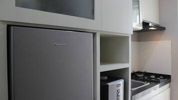 Room | Private kitchenette | Fridge, stovetop, cookware/dishes/utensils