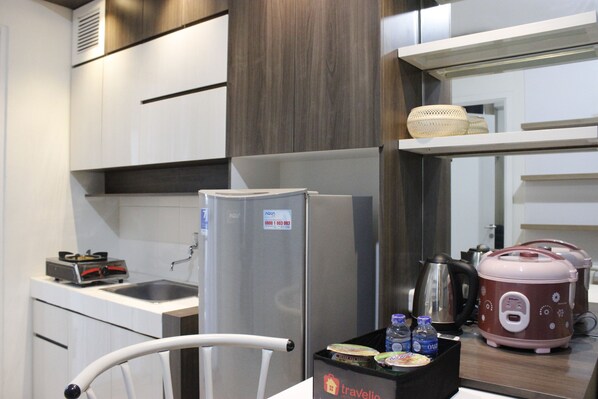 Huone | Yksityinen keittonurkkaus | Jääkaappi, liesi, keittoastiat/astiat/ruokailuvälineet