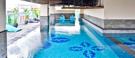 Una piscina al aire libre