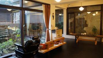 Habitación cuádruple | Escritorio, wifi gratis y ropa de cama