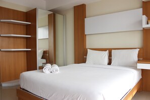 Room | Desk, free WiFi, bed sheets - Cozy Studio Apartment at Beverly Dago Residence (Bandung)