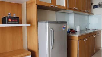 Kamar | Dapur pribadi | Lemari es, kompor, ketel listrik, dan peralatan masak/sendok-piring