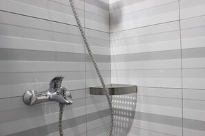 Kamer | Badkamer | Een douche, handdoeken
