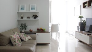 Ein modernes Wohnzimmer mit Sofa, Couchtisch und Fernsehmöbel.
